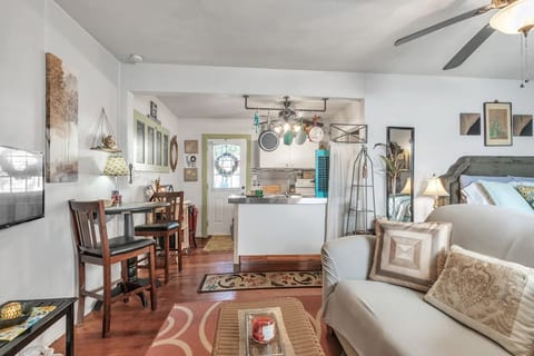 Private & Peaceful Cozy Cottage-entire guesthouse