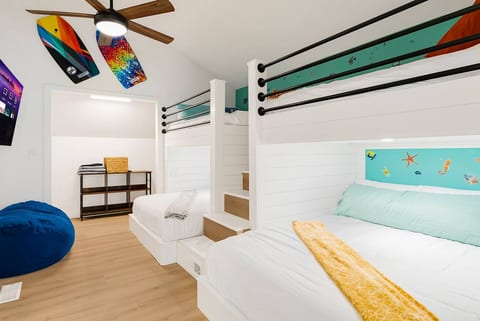 Beach House in Cherry Grove • Sleeps 12 • Pool