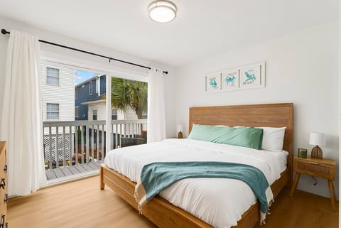 Newly Renovated! Sleeps 12 | one block to beach