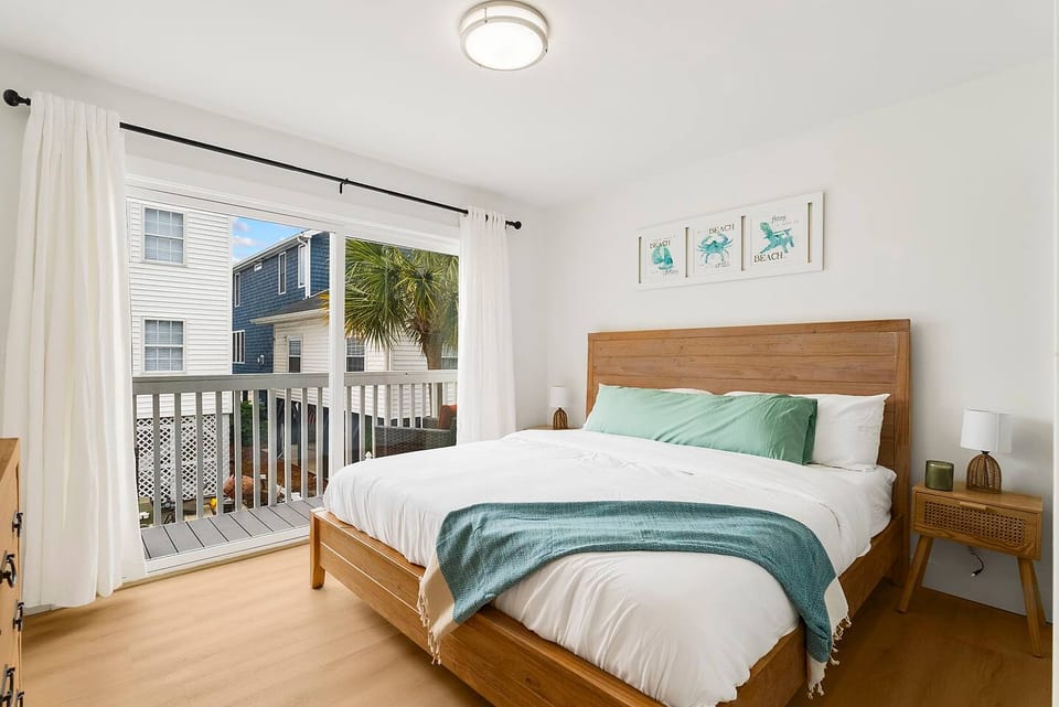 Newly Renovated! Sleeps 12 | one block to beach - North Myrtle Beach