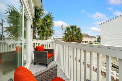 Newly Renovated! Sleeps 12 | one block to beach