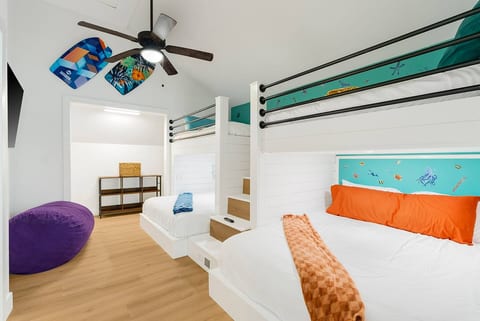 Newly Renovated! Sleeps 12 | one block to beach