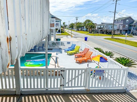 Newly Renovated! Sleeps 12 | one block to beach