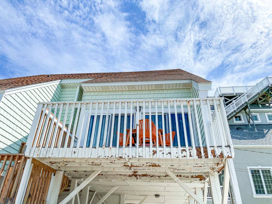 Newly Renovated! Sleeps 12 | one block to beach - North Myrtle Beach