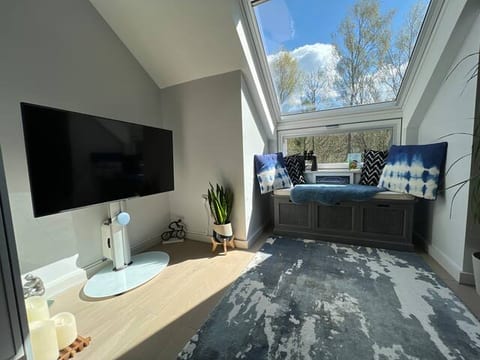 RiverVistaRetreat: Luxury Apt w/Views, Parking&Spa