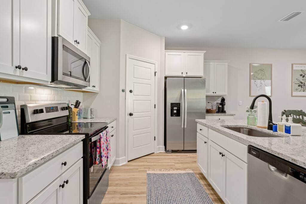 spacious-cottage-or-king-bed-or-nearhwy10-or-bbqgrill/