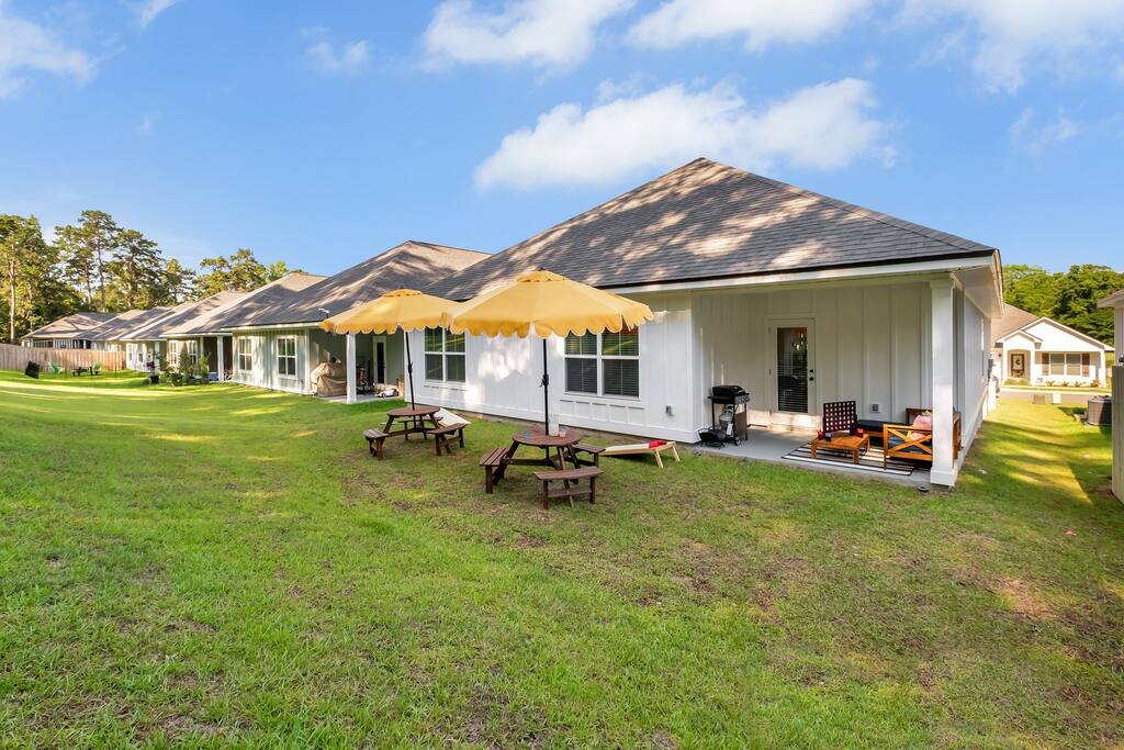 spacious-cottage-or-king-bed-or-nearhwy10-or-bbqgrill/