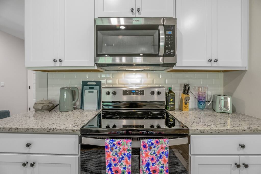 spacious-cottage-or-king-bed-or-nearhwy10-or-bbqgrill/