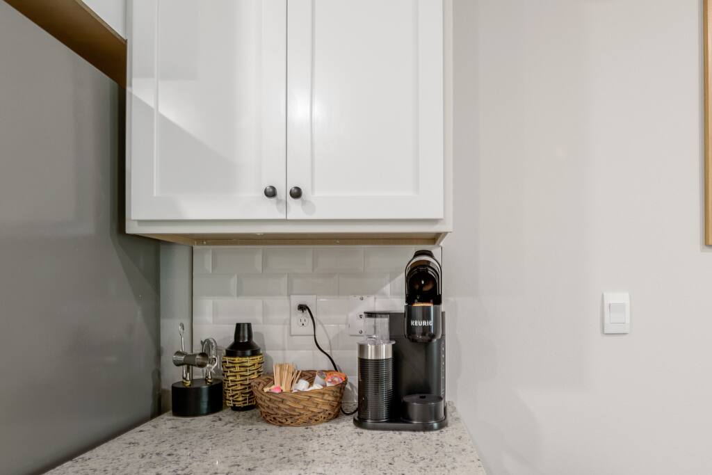 spacious-cottage-or-king-bed-or-nearhwy10-or-bbqgrill/