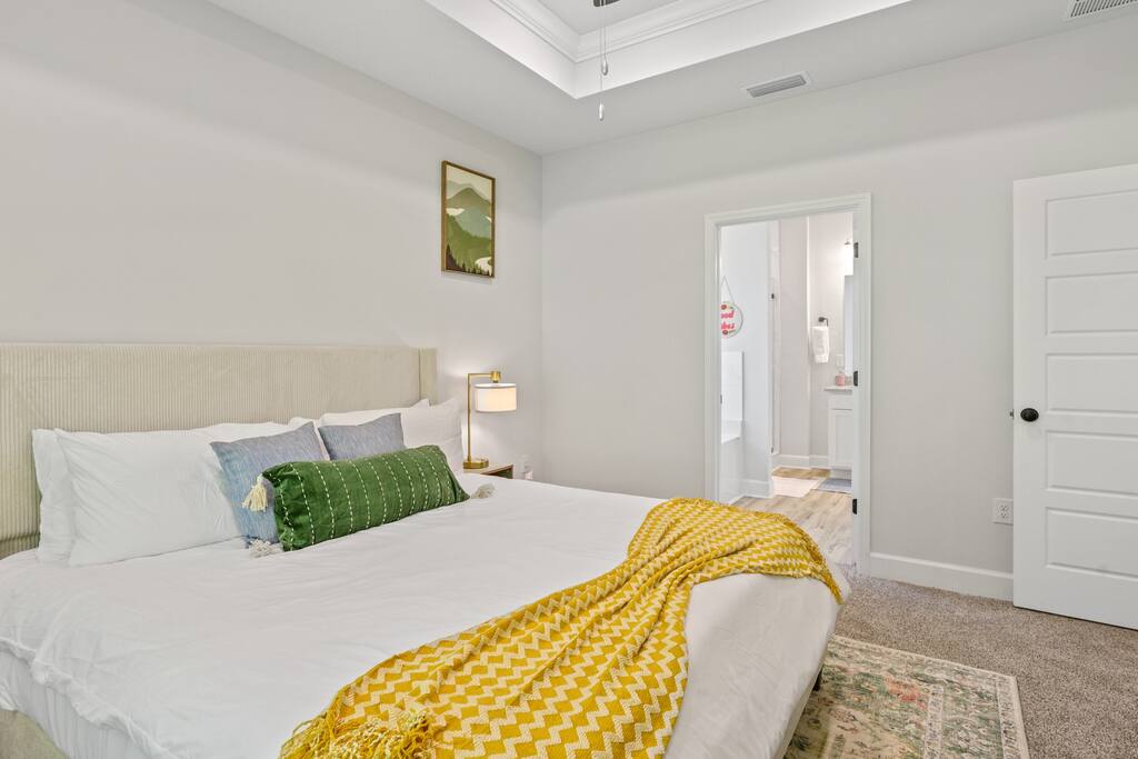 spacious-cottage-or-king-bed-or-nearhwy10-or-bbqgrill/