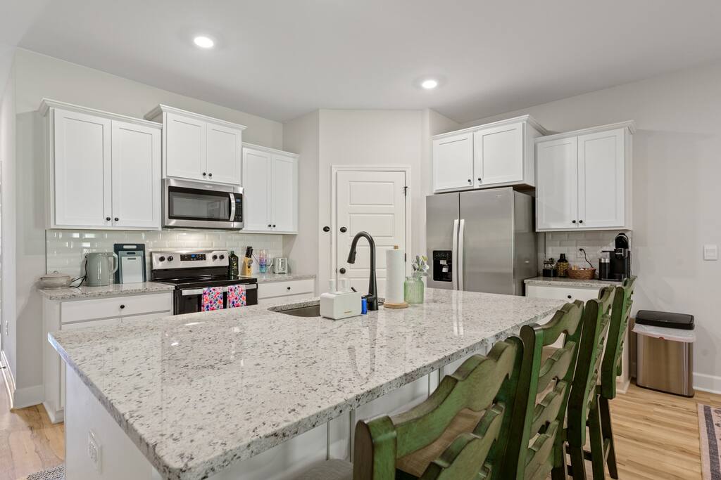 spacious-cottage-or-king-bed-or-nearhwy10-or-bbqgrill/