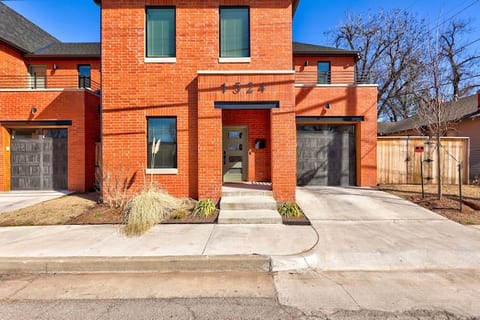 The Brickhouse @ The Plaza < 2min walk/near Paycom
