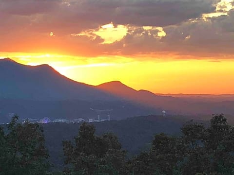 Epic Mountain Views above Dollywood HotTub&ResPool