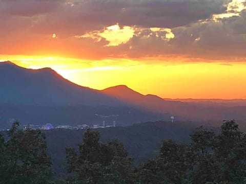 Luxury Mountain View above Dollywood HotTubResPool