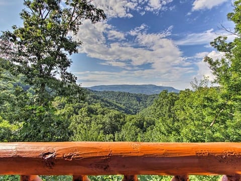 Sky High Mountain Views w/ HotTub Resort Pool &Gym
