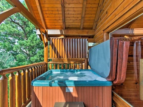 Sky High Mountain Views w/ HotTub Resort Pool &Gym