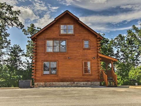 Sky High Mountain Views w/ HotTub Resort Pool &Gym
