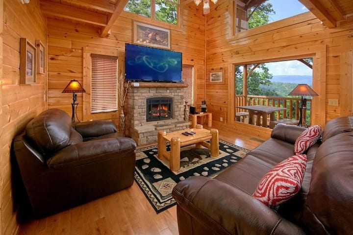 Sky High Mountain Views w/ HotTub Resort Pool &Gym - Sevierville