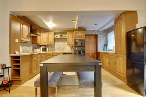 Portsmouth Maisonete 5 beds, Pool and Tennis Table