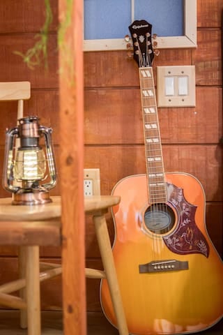 Swift BnB - Taylor themed rooms - Pool - sleeps 16