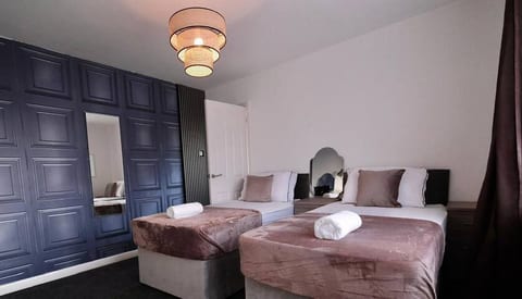 Southampton Retreat -Lazy Spa- Pool Table- Parking