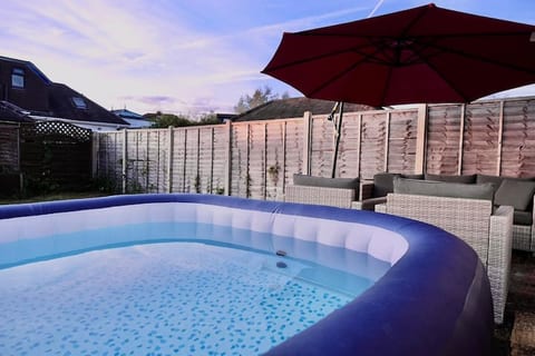 Southampton Retreat -Lazy Spa- Pool Table- Parking