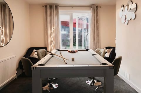 Southampton Retreat -Lazy Spa- Pool Table- Parking