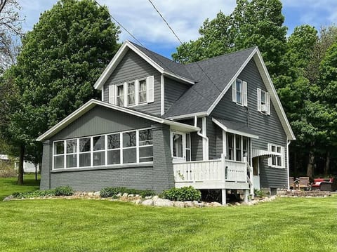 Farmhouse 5 beds, 2 baths Farmstay in Byron Center
