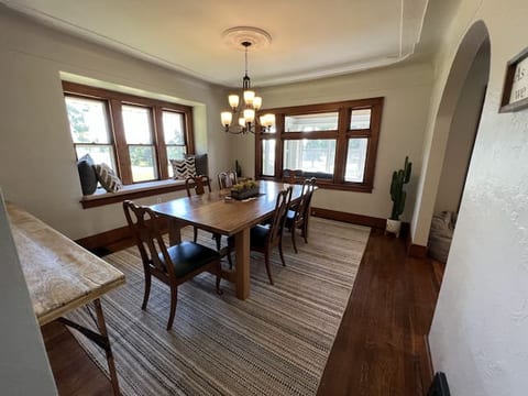 Farmhouse 5 beds, 2 baths Farmstay in Byron Center