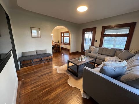 Farmhouse 5 beds, 2 baths Farmstay in Byron Center