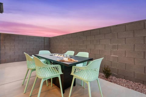 Skyline Sleepover: Luxe Stay, Hot Tub & Sleeps 26