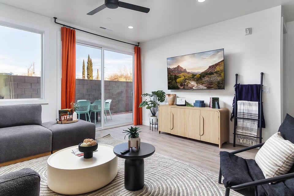 Skyline Sleepover: Luxe Stay, Hot Tub & Sleeps 26 - Hurricane