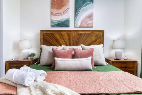 Skyline Sleepover: Luxe Stay, Hot Tub & Sleeps 26