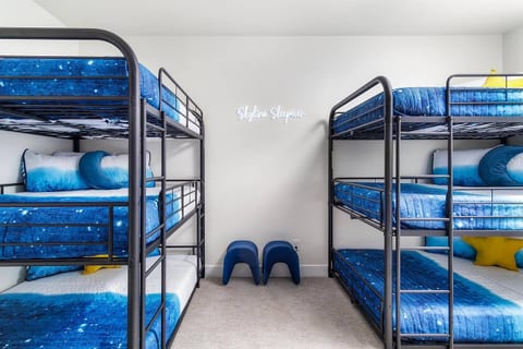 Skyline Sleepover: Luxe Stay, Hot Tub & Sleeps 26