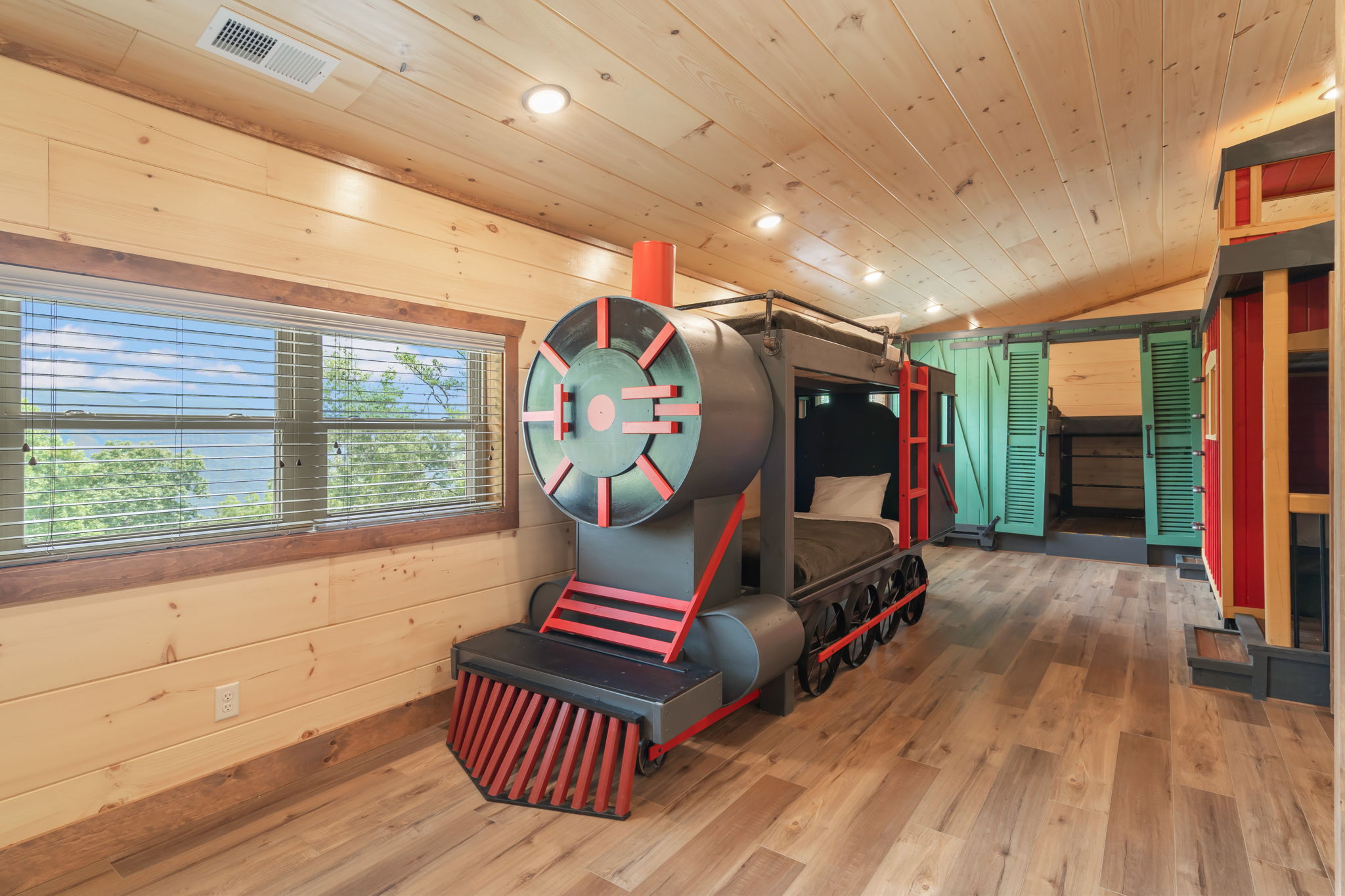 Bunk Room- 4 Queens & 4 Twins