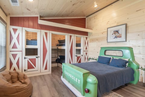 Bunk Room (West Side, 5 Queens)