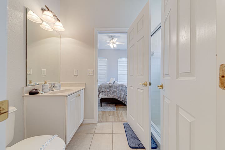 Jack & Jill bathroom Jack & Jill bathroom - Stylish Villa in Watersong -4bd/3ba, Pool & Spa - Davenport
