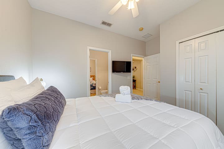 Queen bedroom - 2 Queen bedroom - 2 - Stylish Villa in Watersong -4bd/3ba, Pool & Spa - Davenport