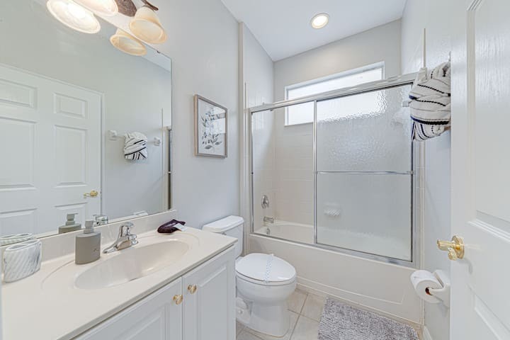 2nd bathroom with entrance to queen bedroom and hallway 2nd bathroom with entrance to queen bedroom and hallway - Stylish Villa in Watersong -4bd/3ba, Pool & Spa - Davenport