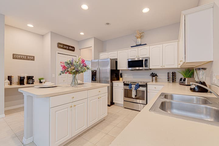 Stylish Villa in Watersong -4bd/3ba, Pool & Spa