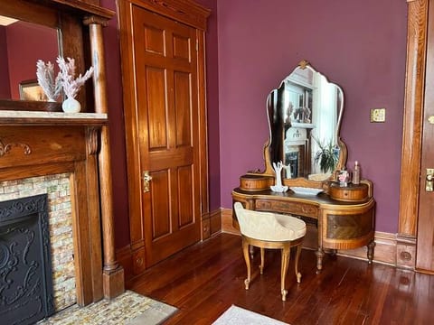 Large Historical Home for Groups Walk to Downtown!