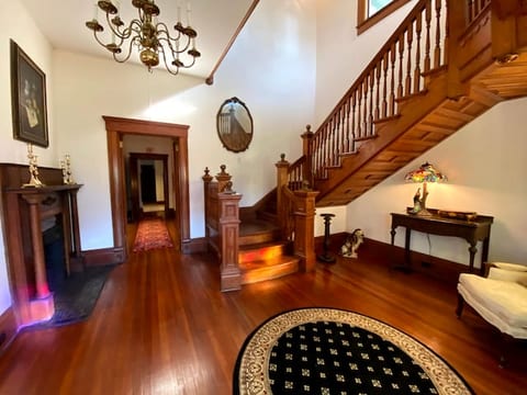 Large Historical Home for Groups Walk to Downtown!
