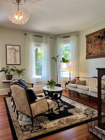 Large Historical Home for Groups Walk to Downtown!