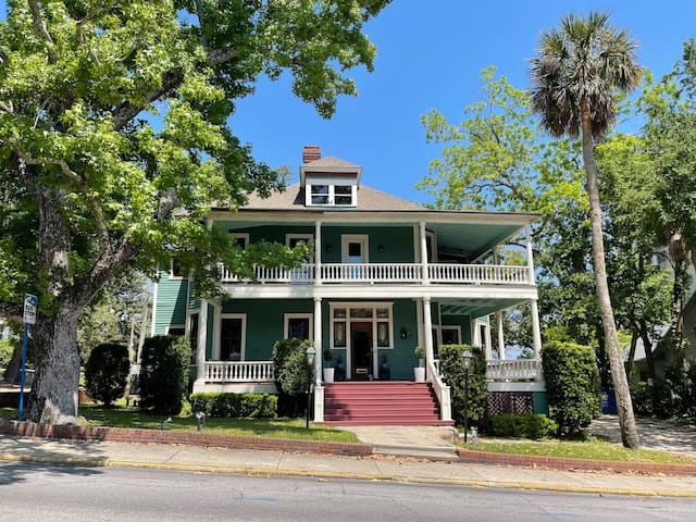 Large Historical Home for Groups Walk to Downtown! - Pensacola