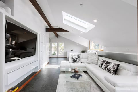 The S T A R G A Z E R | Executive Loft|Urban Oasis