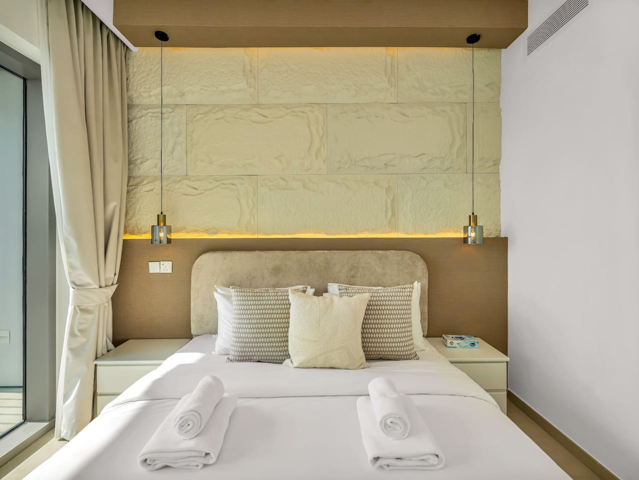 4br-nye-show-or-burj-khalifa-and-fountain-view-or-difc/