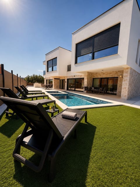 Villa Just be Alive · 5BR En-Suite · Gym · Heated Pool · Jacuzzi · 327m²
