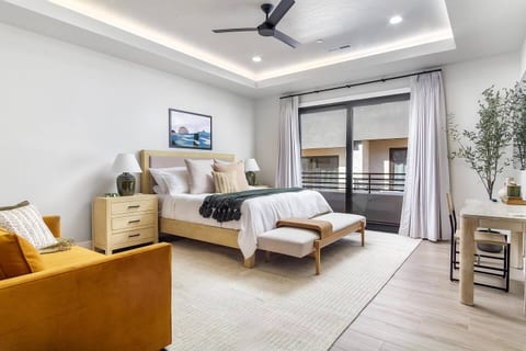 Waterpark Retreat – Hot Tub, Mini Golf & Sleeps 16