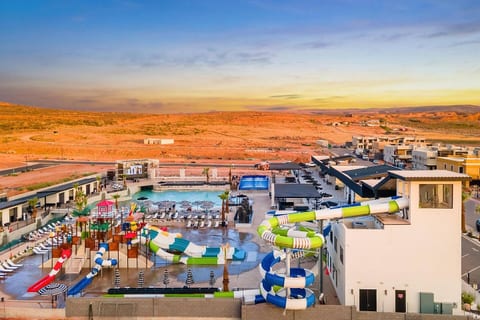 Waterpark Retreat – Hot Tub, Mini Golf & Sleeps 16