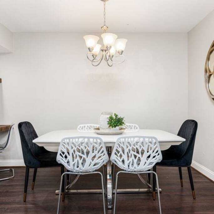 Smart Dining Are able to accommodate 6 people